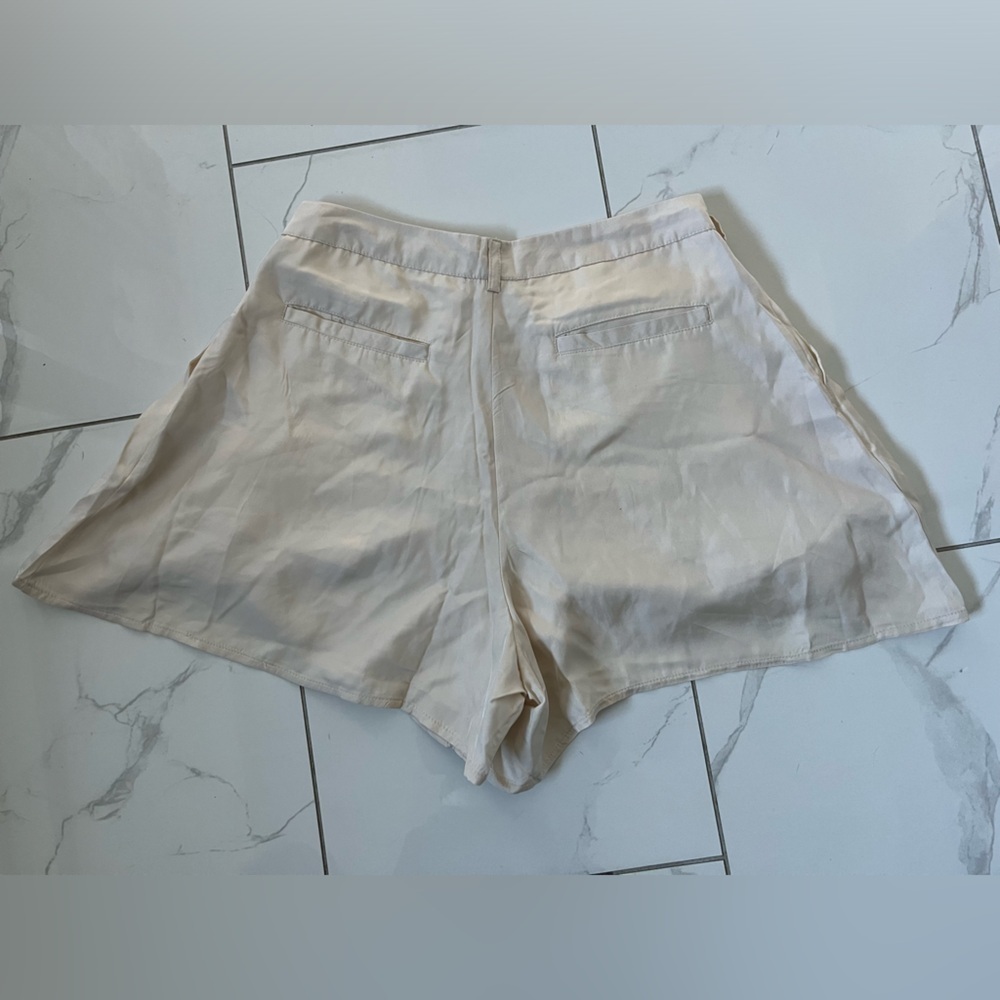 NWT Weekend/ High waisted dress shorts/ Oyster colour/ Silky material/ Size US S - Picture 5 of 10